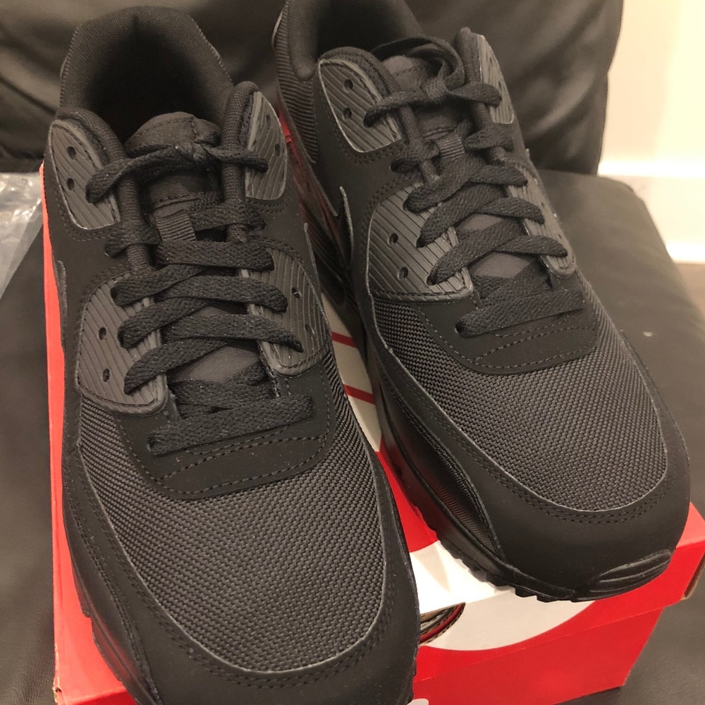 NIKE AIR MAX  90 ESSENTIAL MEN'S NEW!!(IN BOX ) SIZE 10.5 ORIGINALLY 129 only 90